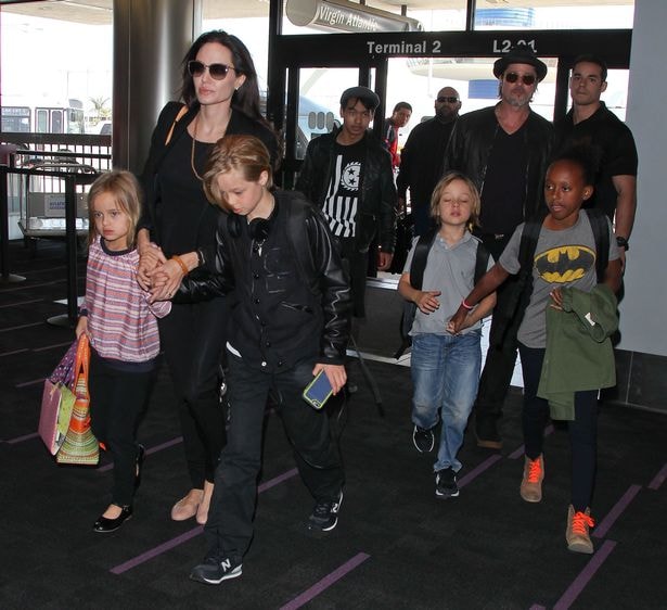 Brad, Jolie bên cạnh những đứa con.
