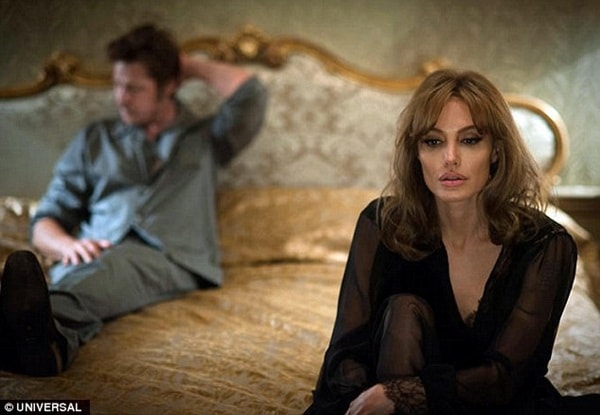 Trong By The Sea, Brad và Jolie là một cặp vợ chồng với nhiều mâu thuẫn.