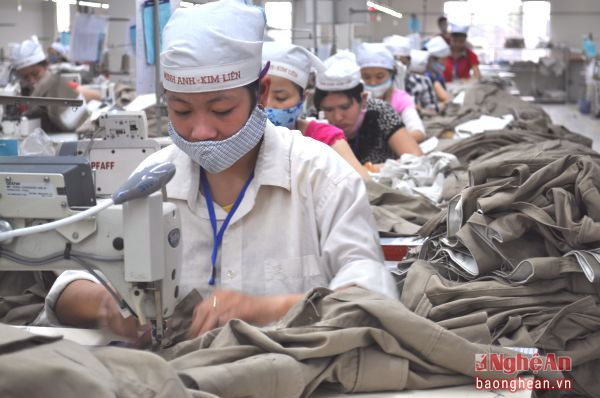Sản xuất hàng may mặc sẵn xuất khẩu tại Công ty may Minh Anh - Kim Liên.