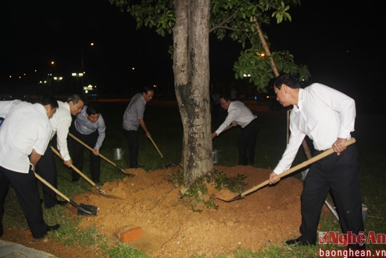 Đoàn lãnh đạo trồng cây lưu niệm trong khuôn viên di tích.