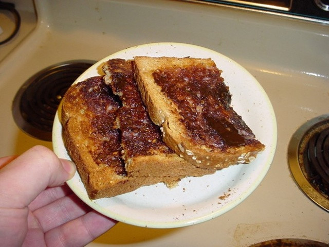 Australia: Bữa ăn sáng điển hình của xứ sở chuột túi bao gồm ngũ cốc, bánh mì nướng phết bơ vegemite, một loại bơ màu nâu sẫm được sản xuất từ men bia