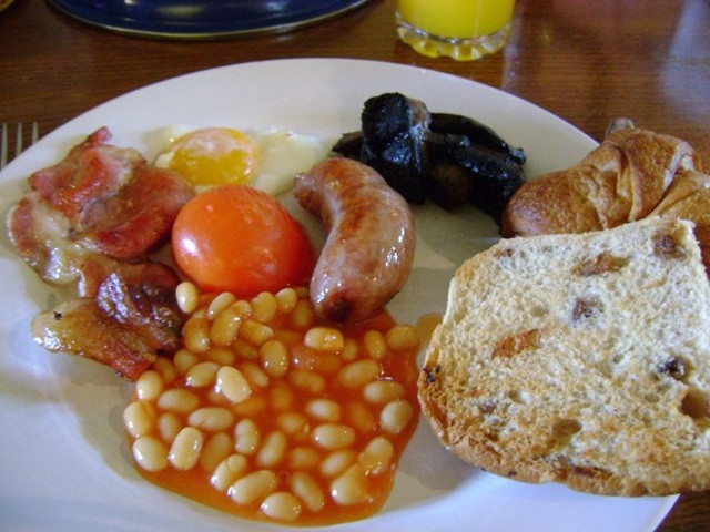  Anh: Bữa sáng kiểu Anh điển hình bao gồm trứng chiên, xúc xích, đậu hà lan và thịt xông khói.