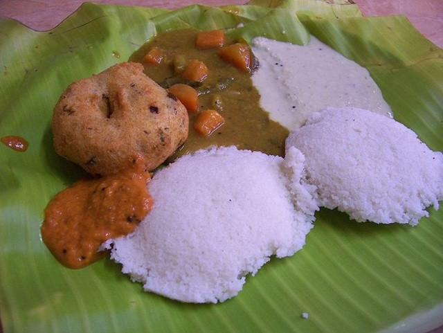 Ấn Độ: Idli wada là một bữa ăn sáng truyền thống ở miền Nam Ấn Độ. Đây là loại bánh được làm từ bột gạo lên men, ăn kèm với tương ớt và thịt nai.