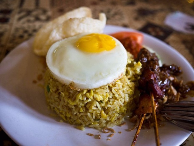 Indonesia: Nasi Goreng thường được chọn làm bữa ăn sáng ở Indonesia. Món ăn gồm cơm chiên, trứng ốp la ăn cùng với thịt hoặc hải sản.