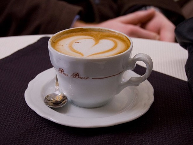 Italy: Nhiều người Italy bắt đầu ngày mới với một ly cà phê cùng bánh mì tròn hoặc xắt lát.
