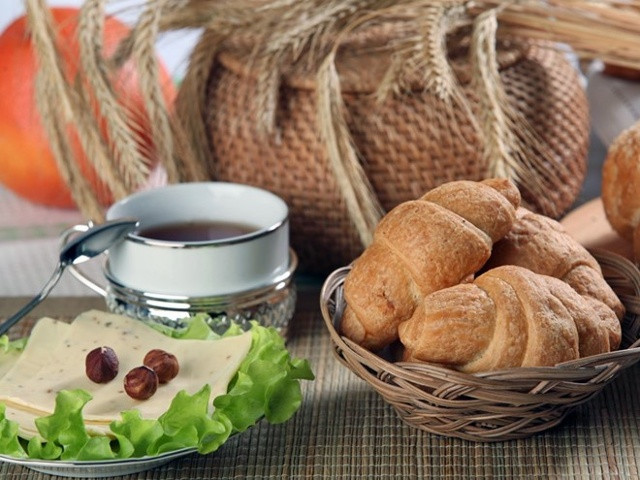 Bồ Đào Nha: Bánh sừng bò là món ăn thường được lựa chọn, hoặc bánh mì với mứt và phô mai, tất nhiên không thể thiếu cà phê.