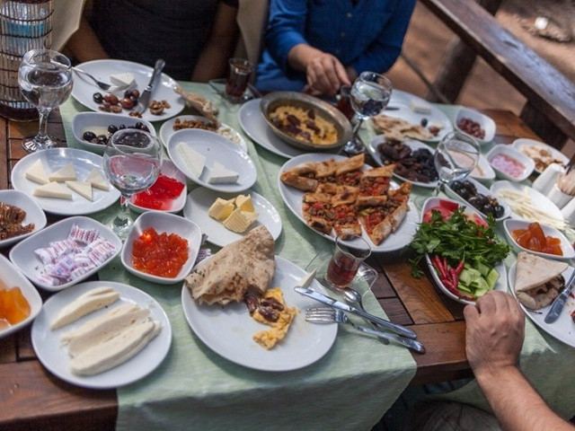 Thổ Nhĩ Kỳ: Người dân nước này rất xem trọng bữa ăn sáng. Điều này thể hiện ở sự đa dạng trong bữa ăn của họ, bao gồm bánh mì, phô mai, bơ, ô liu, trứng, cà chua, dưa chuột, mứt, mật ong và rất nhiều món khác nữa