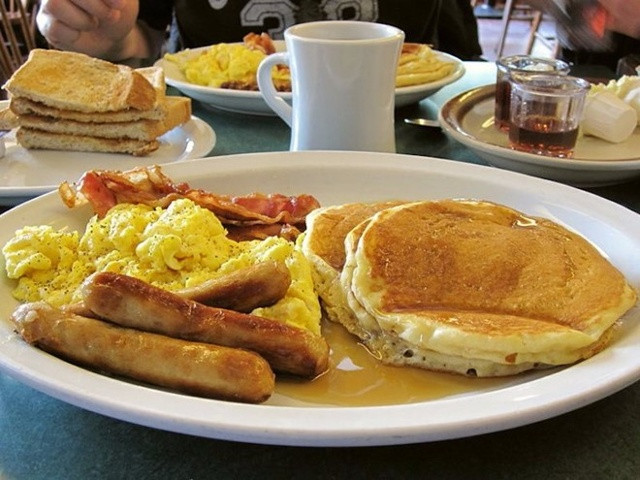 Mỹ: Bữa sáng ở Mỹ khá đa dạng, khác nhau theo từng vùng, nhưng được lựa chọn nhiều nhất vẫn gồm các món như trứng, thịt xông khói và ngũ cốc.