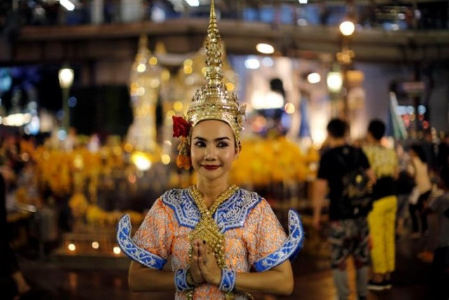 Một vũ công cổ điển Thái Lan tại ngôi đền Erawan đền ở trung tâm của Bangkok. 