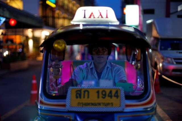 Tuk - tuk là phương tiện phổ biến ở Thái Lan. Ảnh: reuters