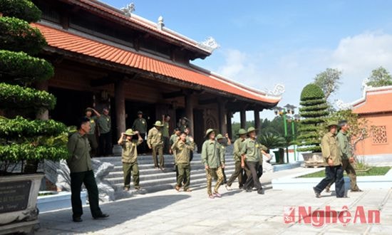 Đoàn đại biểu Trung tâm người có công với cách mạng tỉnh Nghệ An về thăm Khu di tích lịch sử Truông Bồn.