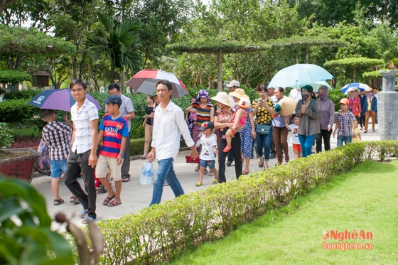 Nhiều người đã lựa chọn khu di tích Kim Liên làm nơi tham quan đồng thời tìm hiểu về cuộc đời của vị Lãnh tụ của dân tộc