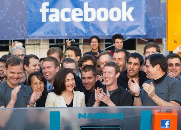 Ngày 18 tháng 5 năm 2012, Facebook lần đầu tiên phát hành cổ phiếu ra công chúng. Sự kiện IPO của mạng xã hội này đã nhận được 16 tỷ USD đầu tư. Lúc đó, đây là lần IPO lớn nhất trong lịch sử các hãng công nghệ cho tới khi Alibaba lấy được vị trí này vào năm ngoái.