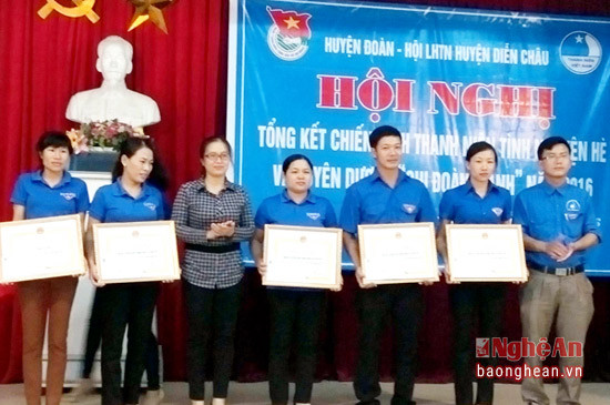 Tại hội nghị, UBND huyện và Huyện đoàn Diễn Châu đã trao giấy khen cho 15 tập thể, 7 cá nhân có thành tích xuất sắc trong chiến dịch hè tình nguyện năm 2016, đồng thời khen thưởng cho 9 Chi đoàn mạnh tiêu biểu.