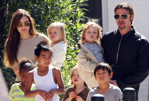 Brad Pitt trở thành người đàn ông của gia đình. Ảnh E!news. 
