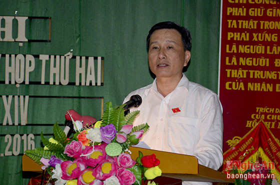 Phó Bí thư Tỉnh ủy Lê Quang Huy trình bày nội dung kỳ họp thứ 2, Quốc hội khóa XIV với cử tri.