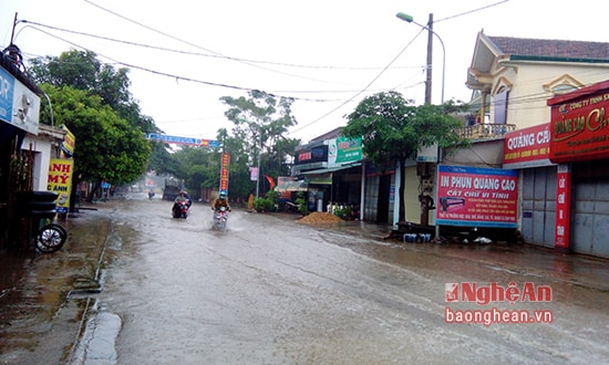 Cứ môṭ trận mưa to dội xuống khoảng 1 đến 2 tiếng  là đoạn đường nằm giữa Khối 7 và khối 9 của thị trấn Tân Kỳ lại giống như con sông chạy qua, ngập đến 40- 50 cm