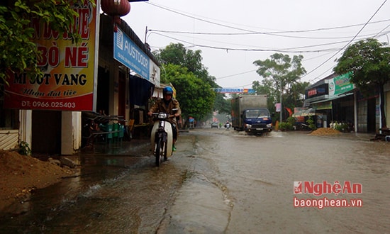  Nhiều người dân không dám đi nhanh hoặc phải đi dò dẫm, đi  trên lề đường để đề phòng bất trắc. Một số xe máy cố đi qua đây nhưng đã bị chết máy giữa đường.