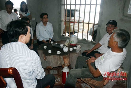 Đoàn trực tiếp trao đổi với gia đình ông Nguyễn Văn Đệ ở xóm Trung Hồng, xã Diễn Hồng một trong những gia đình tích tụ đất nhiều và hiệu quả ở huyện Diễn Châu.