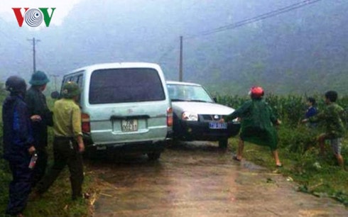 Xe chỗ gỗ lậu đâm thẳng vào xe kiểm lâm để chạy trốn