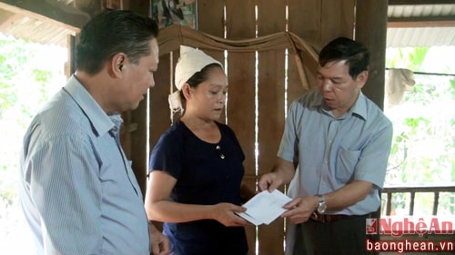 Chia buồn, trao tiền hỗ trợ gia đình anh Lương Văn Thắng