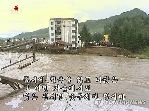 Một ngôi làng ở Triều Tiên bị cô lập bởi dòng nước lũ. Ảnh: Yonhap.