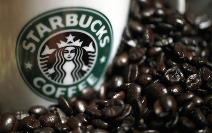 Chuỗi cửa hiệu cà phê lớn nhất thế giới Starbucks được đặt tên theo nhân vật chính trong tác phẩm văn học “Moby Dick” của Herman Melville nhằm gợi nhớ đến sự lãng mạn của biển cả và truyền thống đi biển của những thương nhân cà phê thuở xưa