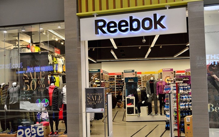 Tên của hãng đồ thể thao Reebok là một cách đánh vần khác của từ “rhebok” - một từ gốc Hà Lan dùng để chỉ một loài linh dương. Tên gọi này nhằm gợi nhớ đến tốc độ và sự uyển chuyển