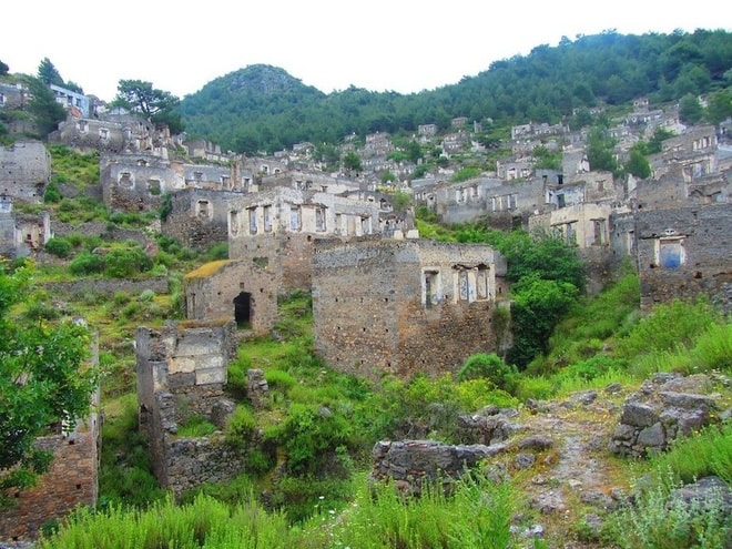 Chiến tranh kết thúc, Livissi dần bị bỏ rơi. Những người cuối cùng còn sót lại bị trục xuất. Năm 1957, một trận động đất mạnh 7,1 độ richter đã phá hủy hầu hết tòa nhà trong thị trấn.