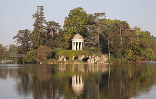 Trên ảnh là hồ Daumesnil ở Bois de Vincennes, nơi đang được đề xuất sẽ trở thành khu vực khỏa thân công cộng ở Paris. Ảnh: Alamy.