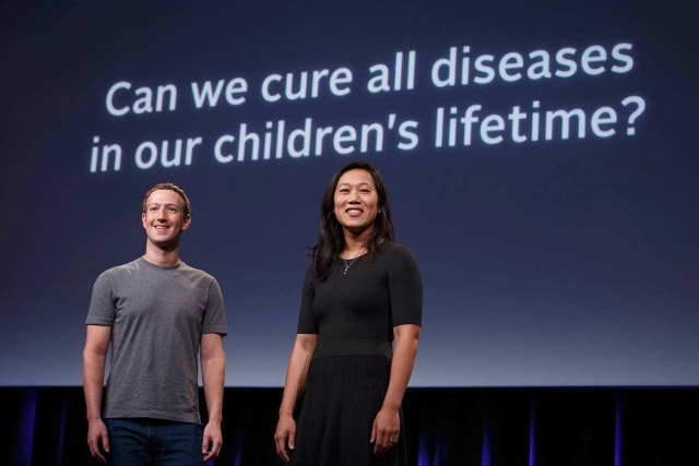 Mark Zuckerberg và Priscilla Chan tại buổi lễ tuyên bố chi 3 tỷ USD nghiên cứu điều trị bệnh. Ảnh: AP.