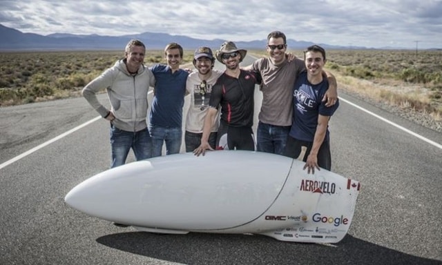  Todd Reichert cùng những cộng sự của mình bên chiếc Aerovelo Eta. Ảnh: Ibtimes.