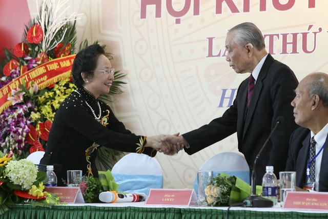 Tân Chủ tịch Hội Khuyến học Việt Nam khóa V - nguyên Phó Chủ tịch nước GS.TS Nguyễn Thị Doan bắt tay chúc mừng của ông Nguyễn Mạnh Cầm nguyên Chủ tịch Hội Khuyến học Việt Nam khóa IV