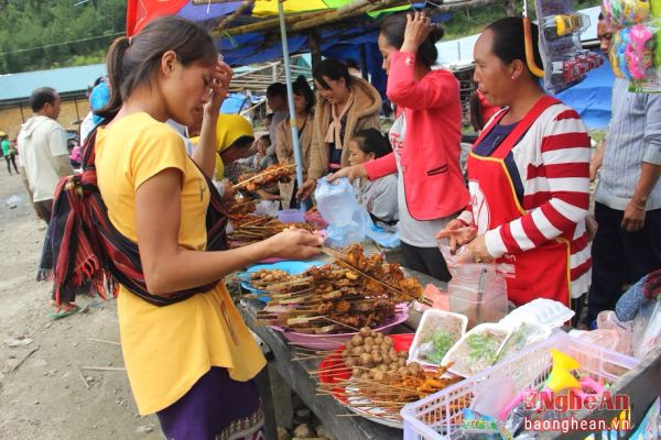 Cảnh mua bán nhộn nhịp ở hàng thực phẩm thịt xiên nướng