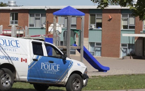 Ngày 21/9, nhiều trường học ở khu vực miền Đông Canada đã phải sơ tán sau khi cảnh sát khu vực này đồng loạt nhận được những lời đe dọa. Lực lượng cảnh sát liên bang thông báo, học sinh tại tất cả các trường học ở Đảo Hoàng tử Edward - tỉnh nhỏ nhất của Canada, đã được đưa tới các địa điểm an toàn sau khi xuất hiện mối đe dọa nhắm vào các cơ sở này. Cảnh sát tỉnh Nova Scotia cũng cho biết đã sơ tán một số trường đại học và cao đẳng của tỉnh do có đe dọa đánh bom nặc danh. Hiện chưa rõ các vụ việc ở Đảo Hoàng tử Edward và tỉnh Nova Scotia có liên quan tới nhau hay không.