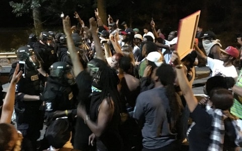 Chiều 20/9, một người đàn ông có vũ trang được xác định là Keith Lamont Scott, người Mỹ gốc Phi 43 tuổi bị cảnh sát bắn chết trong khi đang truy tìm một đối tượng khác. Đến đêm 23/4, thành phố Charlotte, bang Bắc Carolina của Mỹ tiếp tục chứng kiến đêm biểu tình thứ 4 liên tiếp sau vụ việc cảnh sát nổ súng bắn chết Keith. Nhiều cuộc biểu tình đã biến thành bạo động buộc chính quyền Charlotte phải ban bố tình trạng khẩn cấp. Vụ việc một lần nữa làm chao đảo nước Mỹ, đặc biệt trong bối cảnh, nỗi lo khủng bố vẫn đang hiệu hữu.