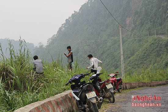 Giờ đây việc sử dụng điện thoại thông minh đã trở nên phổ biến trên vùng núi cao biên giới, tuy vậy vì hệ thống hạ tầng viễn thông chưa đảm bảo nên phải vượt chặng đường khá xa nếu muốn vào mạng, lướt Web.