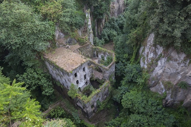 Một nhà máy bột mì từ thế kỷ 13 bị bỏ hoang ở Sorrento, Italy. 