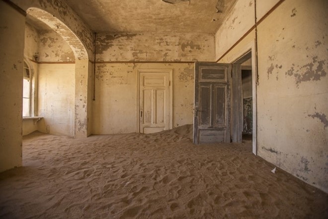 Một ngôi làng khai thác mỏ ở Kolmanskop, Namibia, nơi ranh giới giữa trong nhà và ngoài trời biến mất, khi cát ngập vào tận bên trong. 