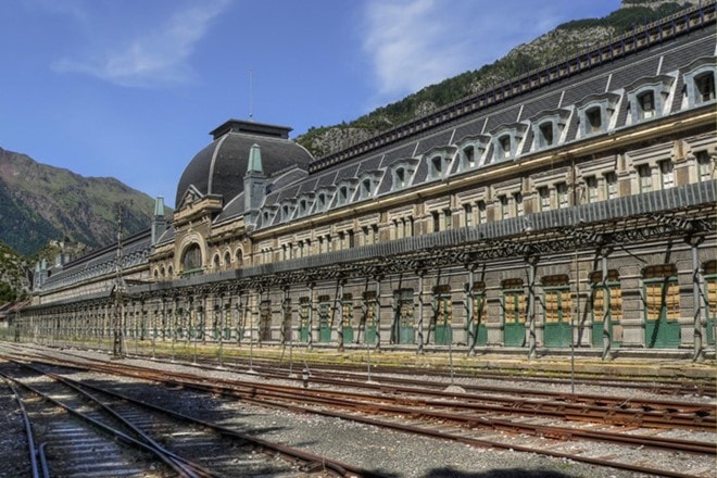 Nhà ga quốc tế Canfranc, Tây Ban Nha - mở cửa vào năm 1928 và đột ngột dừng hoạt động vào năm 1970. 