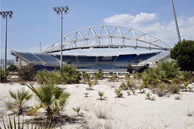 Nhà thi đấu bóng chuyền bãi biển ở khu phức hợp Olympic Faliro (Athens, Hy Lạp) giờ mọc đầy cỏ dại, cây bụi vì không được sử dụng. 