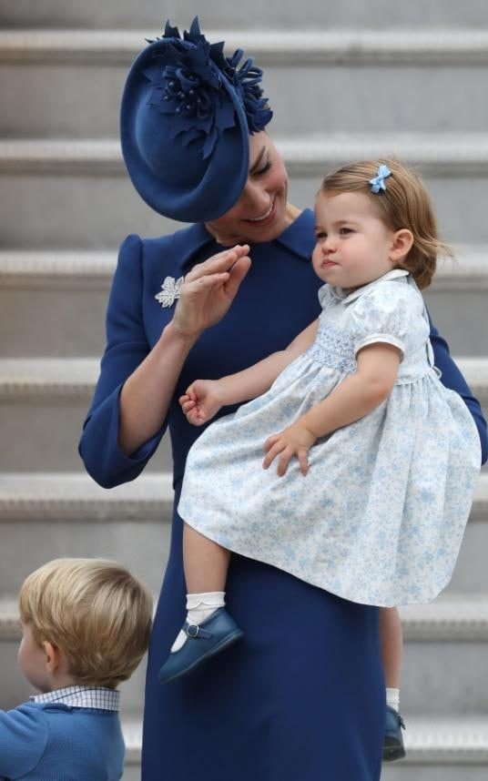 Công nương Kate động viên công chua nhỏ Charlotte vẫy tay chào công chúng (Nguồn: Getty)