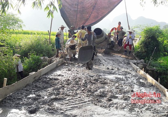 Người dân xã Châu Cường, Quỳ Hợp làm đường giao thông nông thôn, ảnh tư liệu minh họa