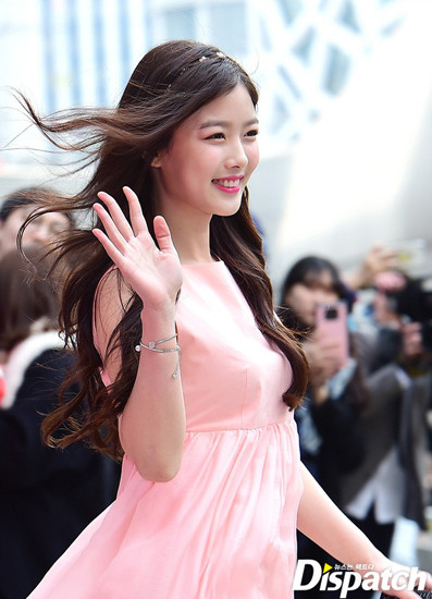 Kim Yoo Jung trên thảm đỏ Tuần lễ thời trang Seoul hồi tháng 3.