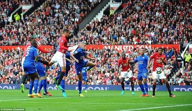 Smalling mở tỷ số cho Quỷ đỏ. (Nguồn: Daily Mail)