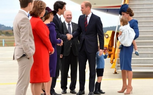 Thủ tướng Canada Trudeuu và phu nhân (thứ 3 từ trái sáng) chào đón gia đình hoàng gia Anh (Nguồn: Telegraph)