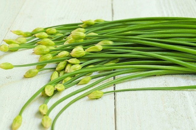 Rau hẹ chữa yếu sinh lý bởi tác dụng bổ thận, trợ dương, cố tinh và ấm khớp .