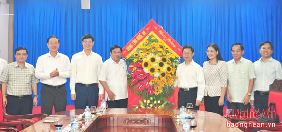 Lãnh đạo UBND tỉnh tặng hoa chúc mừng cơ quan HĐND tỉnh