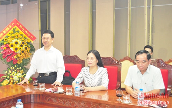 Đồng chí Nguyễn Xuân Sơn - Phó Bí thư Thường trực Tỉnh ủy, Chủ tịch HĐND tỉnh chủ trì cuộc họp