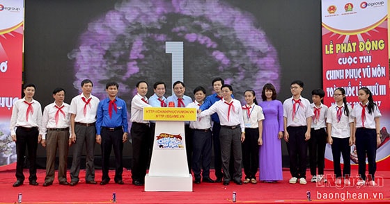 Các đại biểu cùng thầy và trò Trường THCS Đặng Thái Mai bấm nút khởi động Cuộc thi.